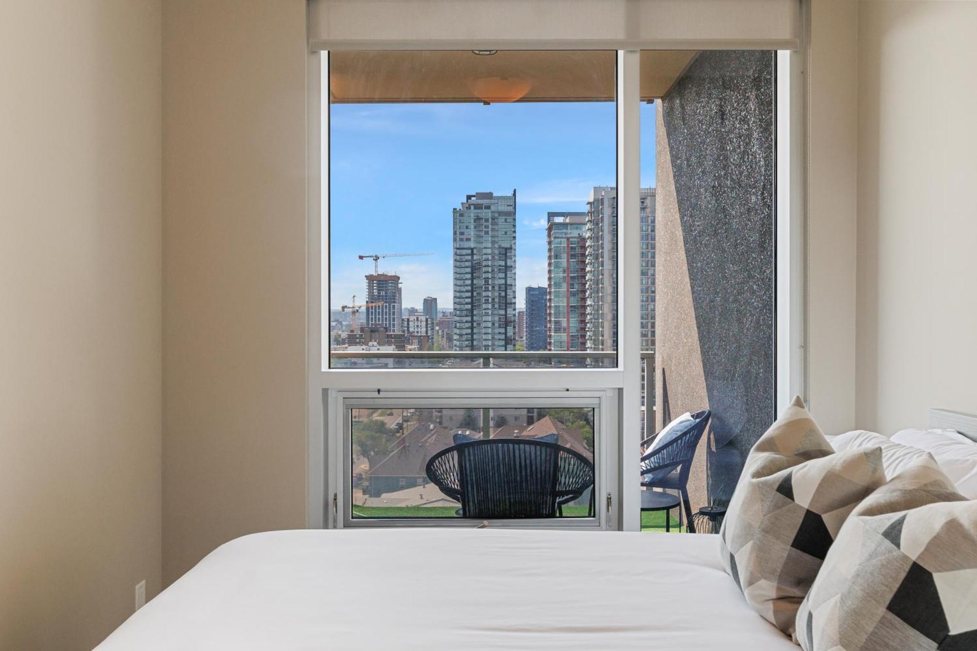 Heart Of Downtown Calgary Spacious Luxury Condo With Stunning Views And Premium Amenities Екстер'єр фото